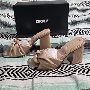 DKNY Silas Chain Sandal Nappa PU Faux Leather In Lt‎ Taupe (Tan) Women's Size 6